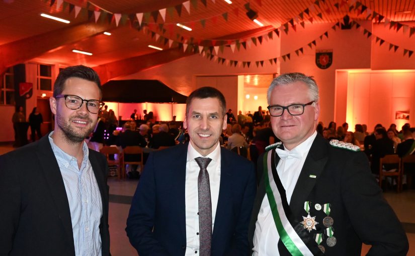 Freuen sich auf den 2. Bürener Stadtball am 24. Februar (v. l.): Stadtmarketingleiter Alexander Menke, Bürgermeister Burkhard Schwuchow und Andreas Köchling, Oberst der Bürgerschützen Büren. (Foto: Stadt Büren)