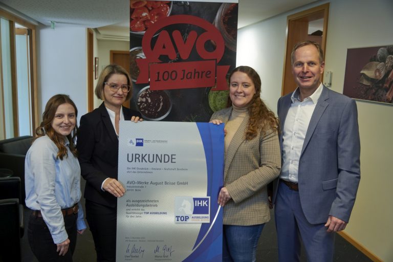 Die IHK-Urkunde „TOP Ausbildung“ als Bestätigung besonders hoher Ausbildungsstandards übergab IHK-Geschäftsbereichsleiterin Juliane Hünefeld-Linkermann (2.v.l.) an die Personalleitung Christoph Schmedt (r.), Ausbildungsleiterin Ricarda Muhle (2.v.r.) sowie die Auszubildendensprecherin Annika Meier (l.) von der AVO - Werke August Beisse GmbH in Belm. (Foto: IHK Osnabrück)