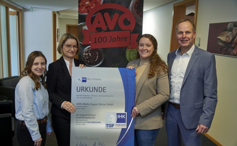 Die IHK-Urkunde „TOP Ausbildung“ als Bestätigung besonders hoher Ausbildungsstandards übergab IHK-Geschäftsbereichsleiterin Juliane Hünefeld-Linkermann (2.v.l.) an die Personalleitung Christoph Schmedt (r.), Ausbildungsleiterin Ricarda Muhle (2.v.r.) sowie die Auszubildendensprecherin Annika Meier (l.) von der AVO - Werke August Beisse GmbH in Belm. (Foto: IHK Osnabrück)