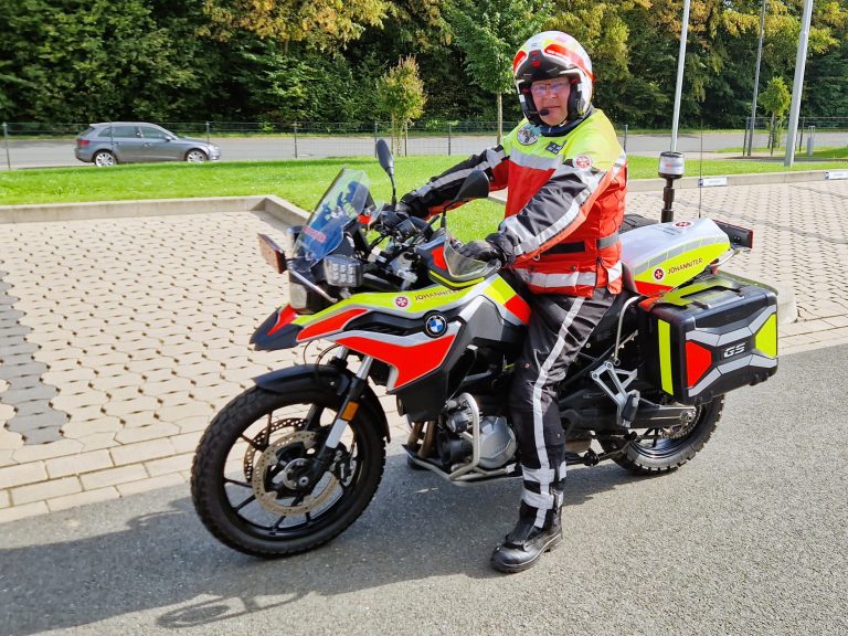 Eingefleischter Johanniter wirbt um Nachwuchs: Andreas Beckmann, Mitglied der Motorradstaffel im Regionalverband Lippe-Höxter, und seit mehr als 40 Jahren im Ehrenamt. (Fotos: Johanniter Lippe-Höxter)