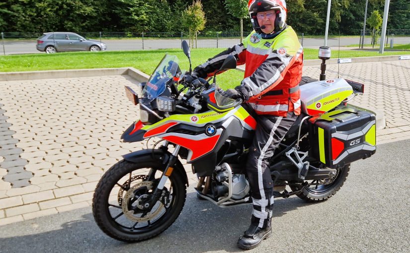 Eingefleischter Johanniter wirbt um Nachwuchs: Andreas Beckmann, Mitglied der Motorradstaffel im Regionalverband Lippe-Höxter, und seit mehr als 40 Jahren im Ehrenamt. (Fotos: Johanniter Lippe-Höxter)