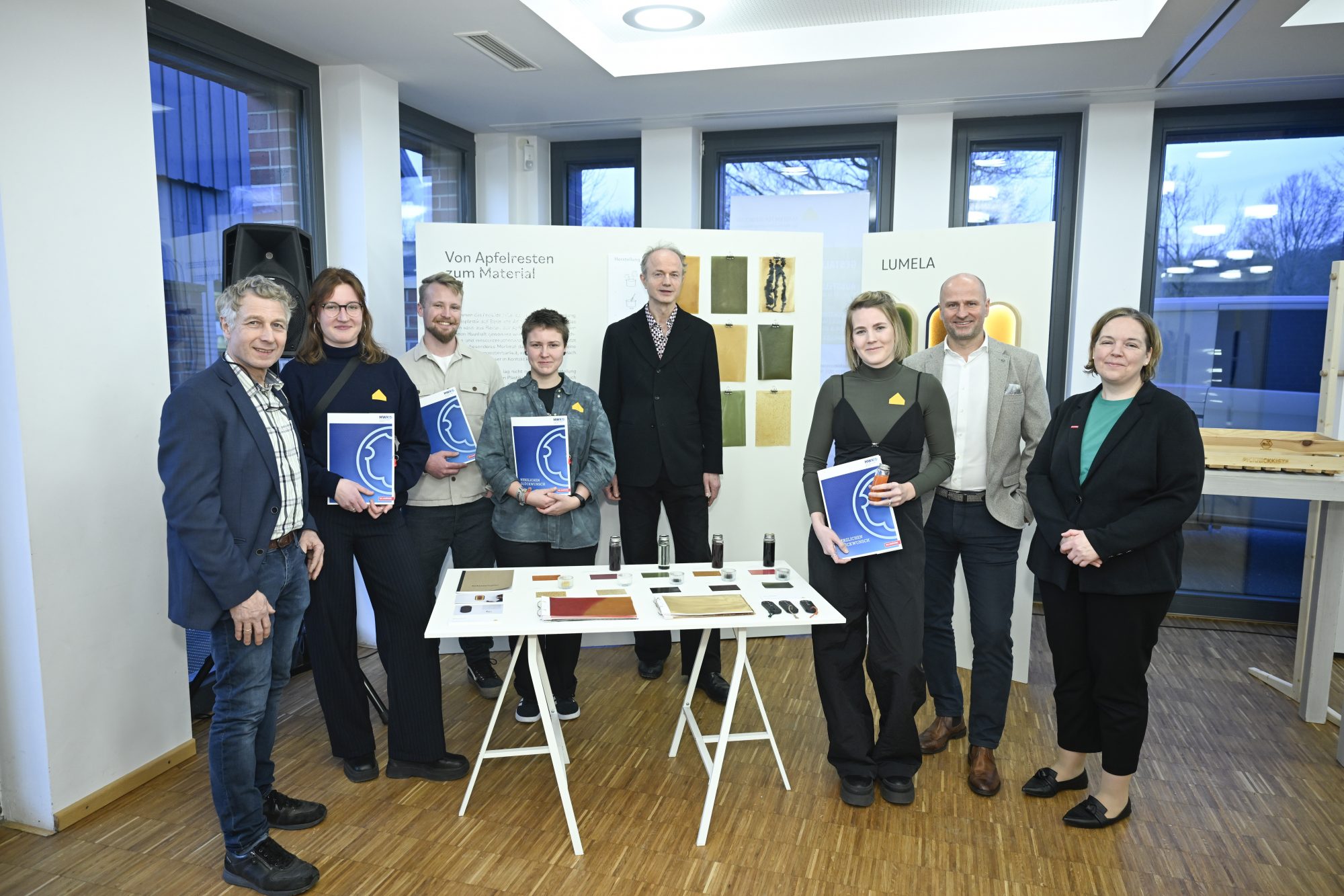 Den ausgezeichneten Gestaltern Malou Rodefeld, Malte Zaversnik, Anna Giese (2. bis 4. v. l.) und Eileen Pannott (3. v. r.) gratulierten (v. l.) Stifter Günther Barkmann, Akademieleiter Manfred Heilemann, Fördervereinsvorsitzender Dietmar Dertwinkel und HWK-Geschäftsführerin Katharina Semmler. (Foto: Andreas Buck)