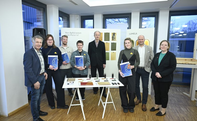 Den ausgezeichneten Gestaltern Malou Rodefeld, Malte Zaversnik, Anna Giese (2. bis 4. v. l.) und Eileen Pannott (3. v. r.) gratulierten (v. l.) Stifter Günther Barkmann, Akademieleiter Manfred Heilemann, Fördervereinsvorsitzender Dietmar Dertwinkel und HWK-Geschäftsführerin Katharina Semmler. (Foto: Andreas Buck)