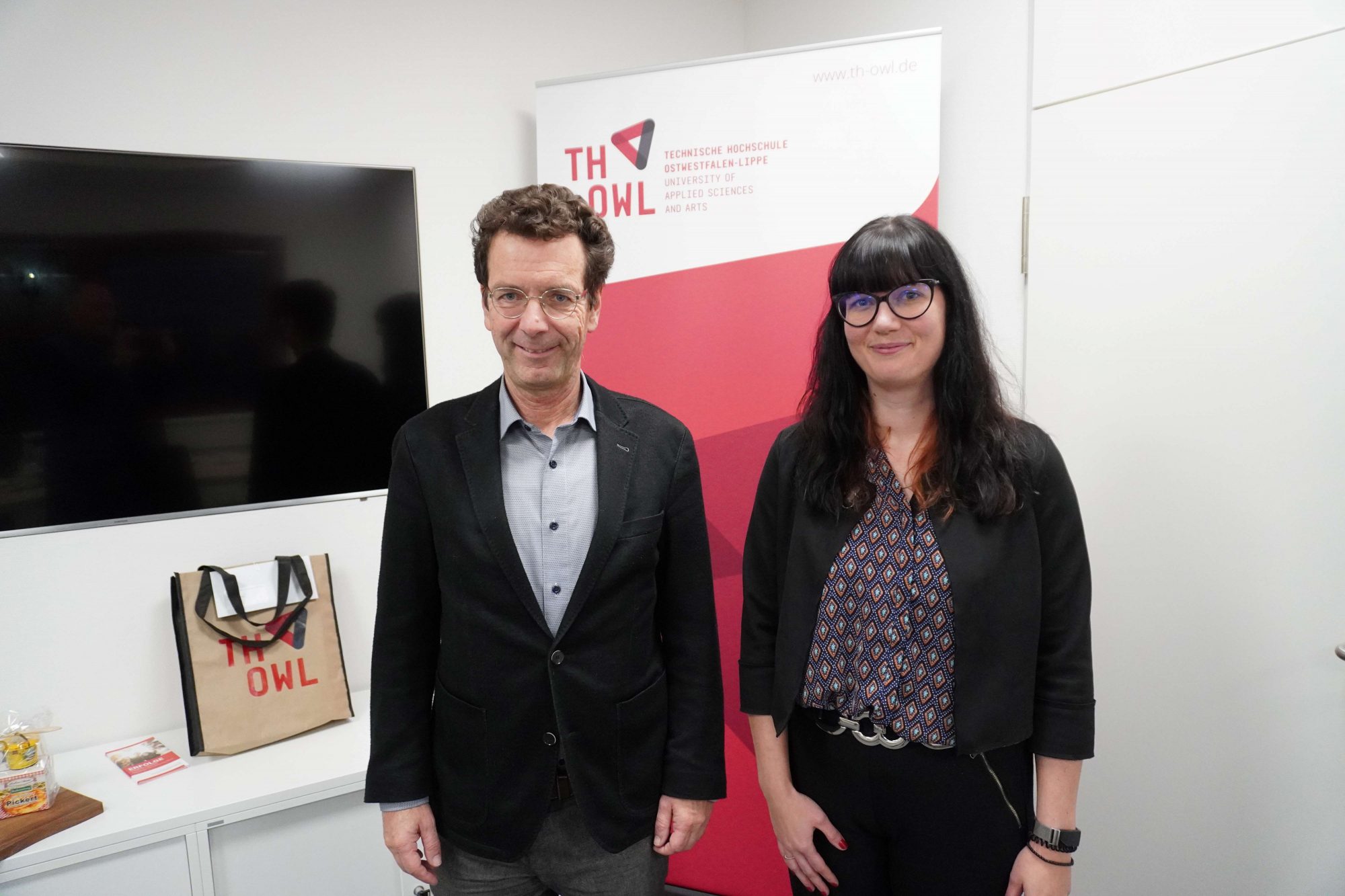 Dekan Professor Dr. Thomas Gassenmeier freut sich auf die Zusammenarbeit mit Dr. Susanne Struck, die seit dem 1. Januar neue Professorin an der TH OWL im Fachbereich Life Science Technologies ist. (Foto: TH OWL)