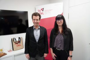 Dekan Professor Dr. Thomas Gassenmeier freut sich auf die Zusammenarbeit mit Dr. Susanne Struck, die seit dem 1. Januar neue Professorin an der TH OWL im Fachbereich Life Science Technologies ist. (Foto: TH OWL)