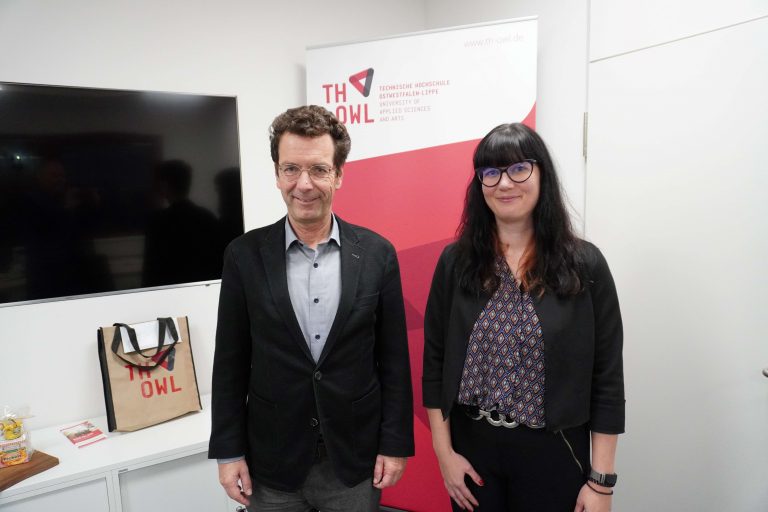 Dekan Professor Dr. Thomas Gassenmeier freut sich auf die Zusammenarbeit mit Dr. Susanne Struck, die seit dem 1. Januar neue Professorin an der TH OWL im Fachbereich Life Science Technologies ist. (Foto: TH OWL)