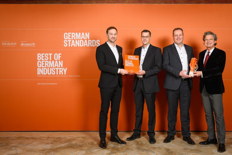 Ansgar von Garrel, Head of Marketing Altendorf Group, Hagen Hille, Head of Operations Altendorf Group, Jörg Woestkamp, Head of Service Altendorf Group, Dr. Florian Langenscheidt, Herausgeber “Best of German Industry” (v.l.n.r.). (Foto: Phil Dera)