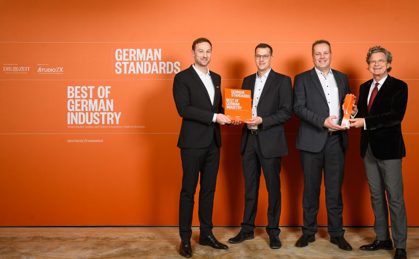 Ansgar von Garrel, Head of Marketing Altendorf Group, Hagen Hille, Head of Operations Altendorf Group, Jörg Woestkamp, Head of Service Altendorf Group, Dr. Florian Langenscheidt, Herausgeber “Best of German Industry” (v.l.n.r.). (Foto: Phil Dera)