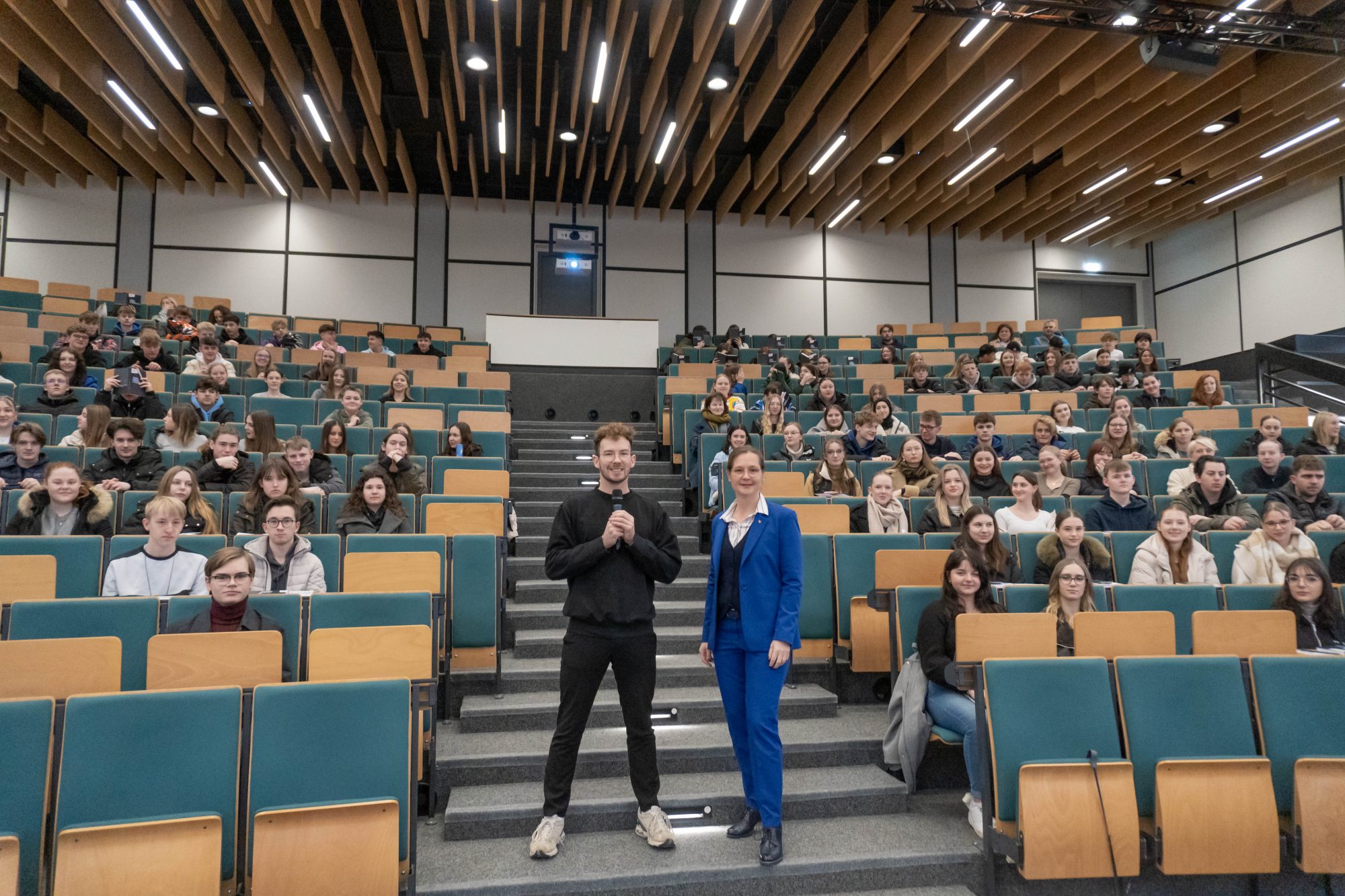 Professorin Dr. Yvonne-Christin Knepper-Bartel, TH-OWL-Vizepräsidentin für Bildung und Nachhaltigkeit, und Masterstudent Gavin Just führten sympathisch und locker durchs Begrüßungsprogramm. (Foto: TH OWL)
