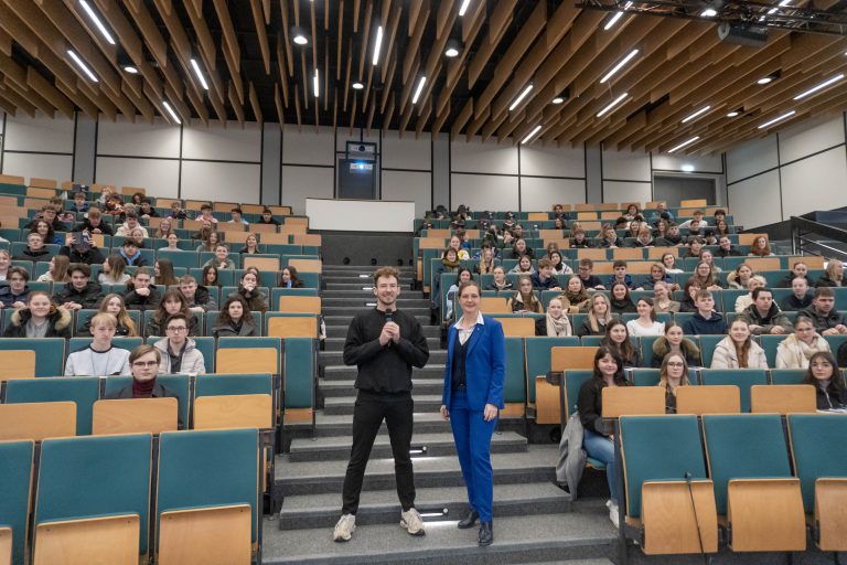 Professorin Dr. Yvonne-Christin Knepper-Bartel, TH-OWL-Vizepräsidentin für Bildung und Nachhaltigkeit, und Masterstudent Gavin Just führten sympathisch und locker durchs Begrüßungsprogramm. (Foto: TH OWL)