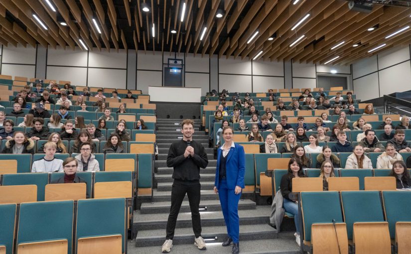 Professorin Dr. Yvonne-Christin Knepper-Bartel, TH-OWL-Vizepräsidentin für Bildung und Nachhaltigkeit, und Masterstudent Gavin Just führten sympathisch und locker durchs Begrüßungsprogramm. (Foto: TH OWL)