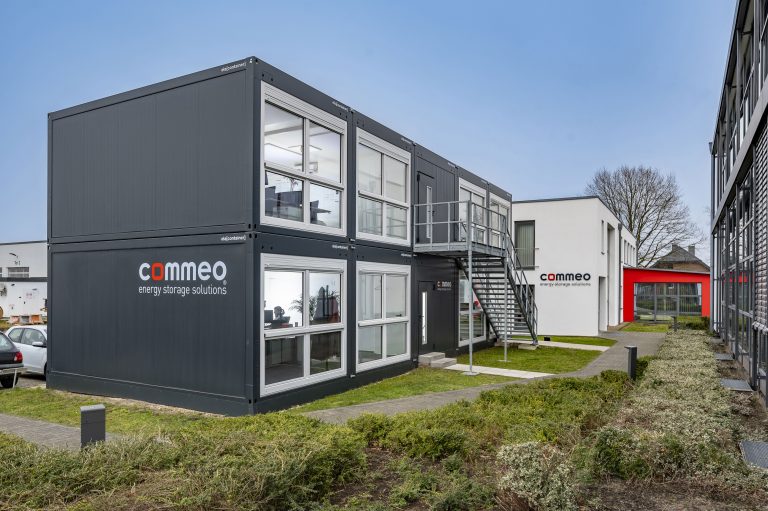 Die Außenfarbe der 180 Quadratmeter großen Anlage aus zehn ELA Premiumcontainern passt zum Anthrazitgrau des benachbarten Festgebäudes. (Foto: ELA Container GmbH)