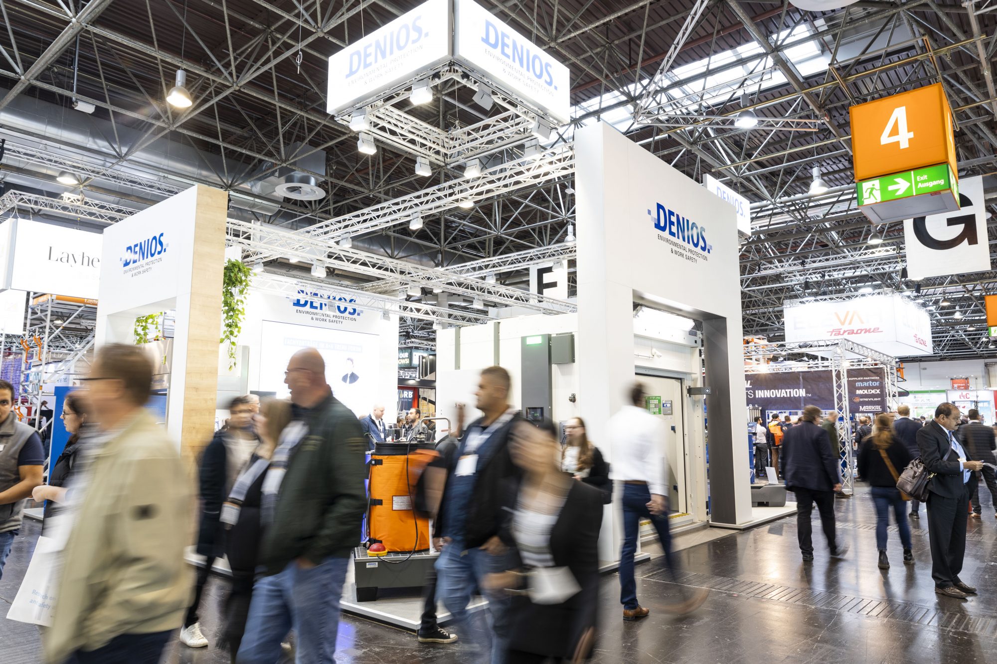 Besuchermagnet auf den Messen: Der Stand von DENIOS (hier im Herbst 2023 auf der Messe A+A in Düsseldorf) (Foto: Denios)
