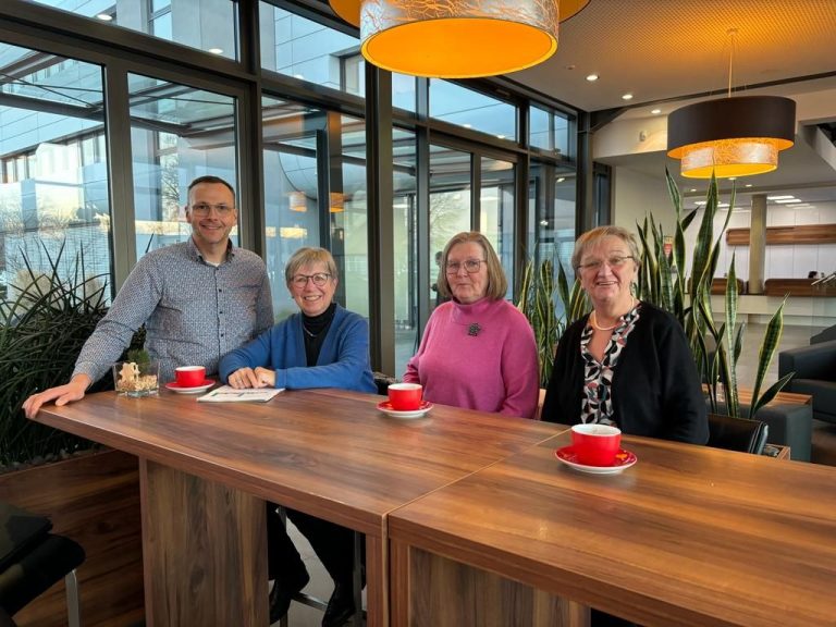 DEOS Leitung Marketing Bernhard Pieper mit der Leitung und den Verantwortlichen vom „Sozialpunkt“ v.l.n.r.: Bernhard Pieper, Leiter Marketing DEOS AG und vom Sozialpunkt: Marita Winter, Ruth Dederichs und Jutta Heeke (Foto: DEOS AG)