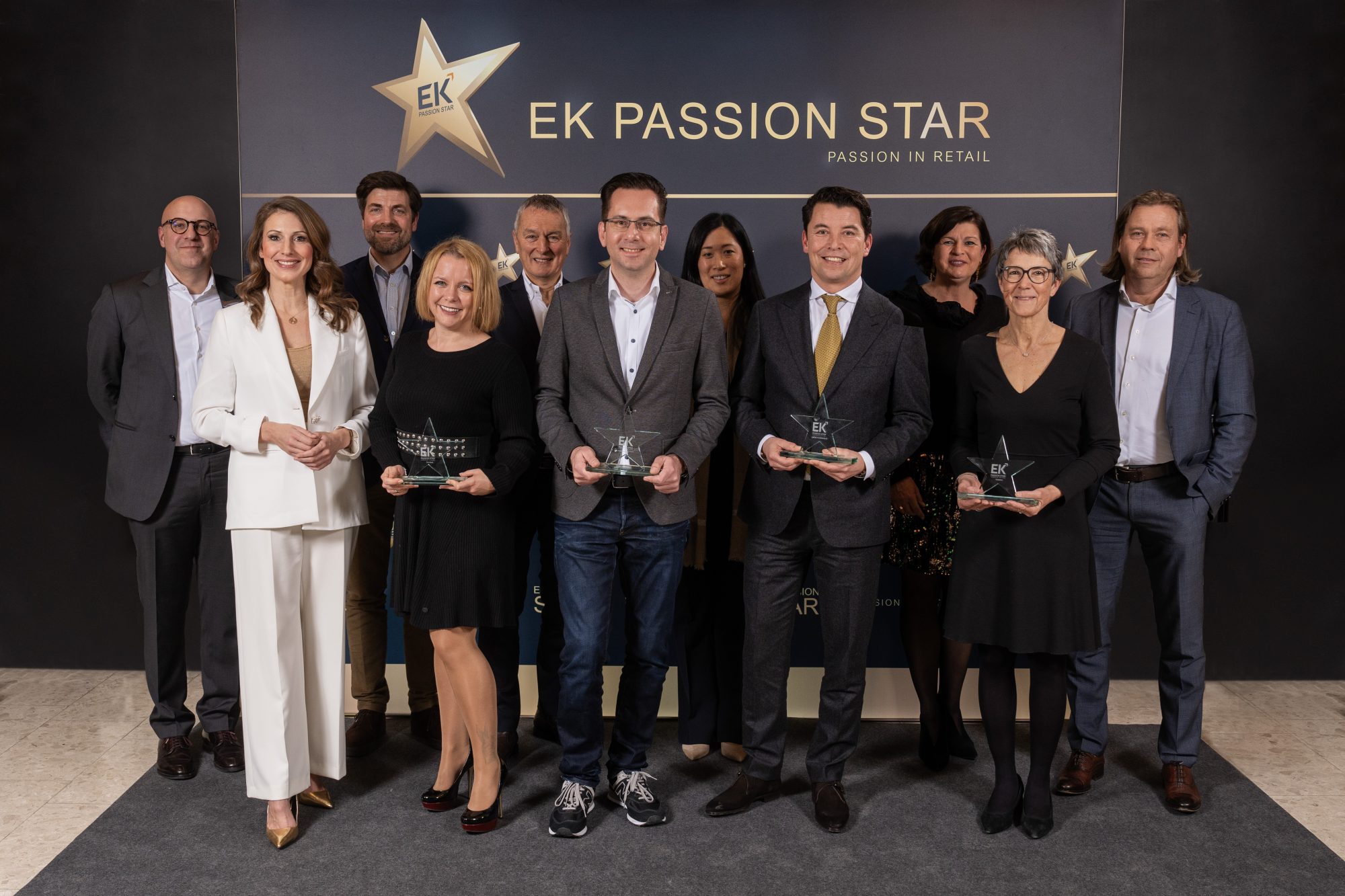 Hintere Reihe (v.l.n.r.) Martin Richrath (EK Retail), Martin Eras (Barnhouse Naturprodukte), Klaus Schmelzeisen (Handelsexperte), Johanna Graef (Graef), Dr. Claudia Wasser (Trend & Style), Reto Vanoli (Vanoli AG) Vordere Reihe: Mara Bergmann (Moderatorin), Teresa Heiniger (Tavola GmbH), Oliver Dassinger (Gottfried Rüther GmbH & Co. KG.), Amin Usman (Voorhoeve & Dietrich Rozenbeek B.V.), Barbara Vanoli (Vanoli AG) (Foto: EK)