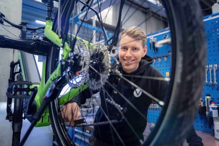 Der Zweiradmechatroniker und Landessieger NRW bei den German Craft Skills Lennart Kreft aus Steinfurt tritt im Europacup Zweirad Handwerk 2024 für Deutschland an. Er bereit sich bei Velo de Ville in Altenberge darauf vor. (Foto: Teamfoto Marquardt)