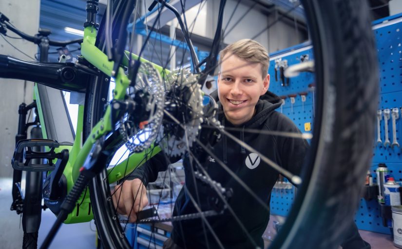 Der Zweiradmechatroniker und Landessieger NRW bei den German Craft Skills Lennart Kreft aus Steinfurt tritt im Europacup Zweirad Handwerk 2024 für Deutschland an. Er bereit sich bei Velo de Ville in Altenberge darauf vor. (Foto: Teamfoto Marquardt)