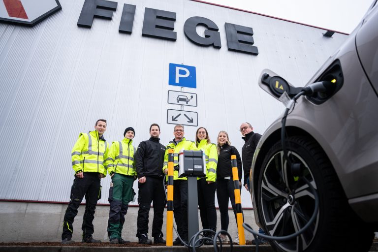 Geballte Ladung: Der Logistikdienstleister Fiege treibt den Ausbau der Infrastruktur für E-Mobilität in seinem Standortnetz konsequent voran und hat in Ibbenbüren den deutschlandweit 150. E-Ladepunkt installiert. (Foto: Fiege)