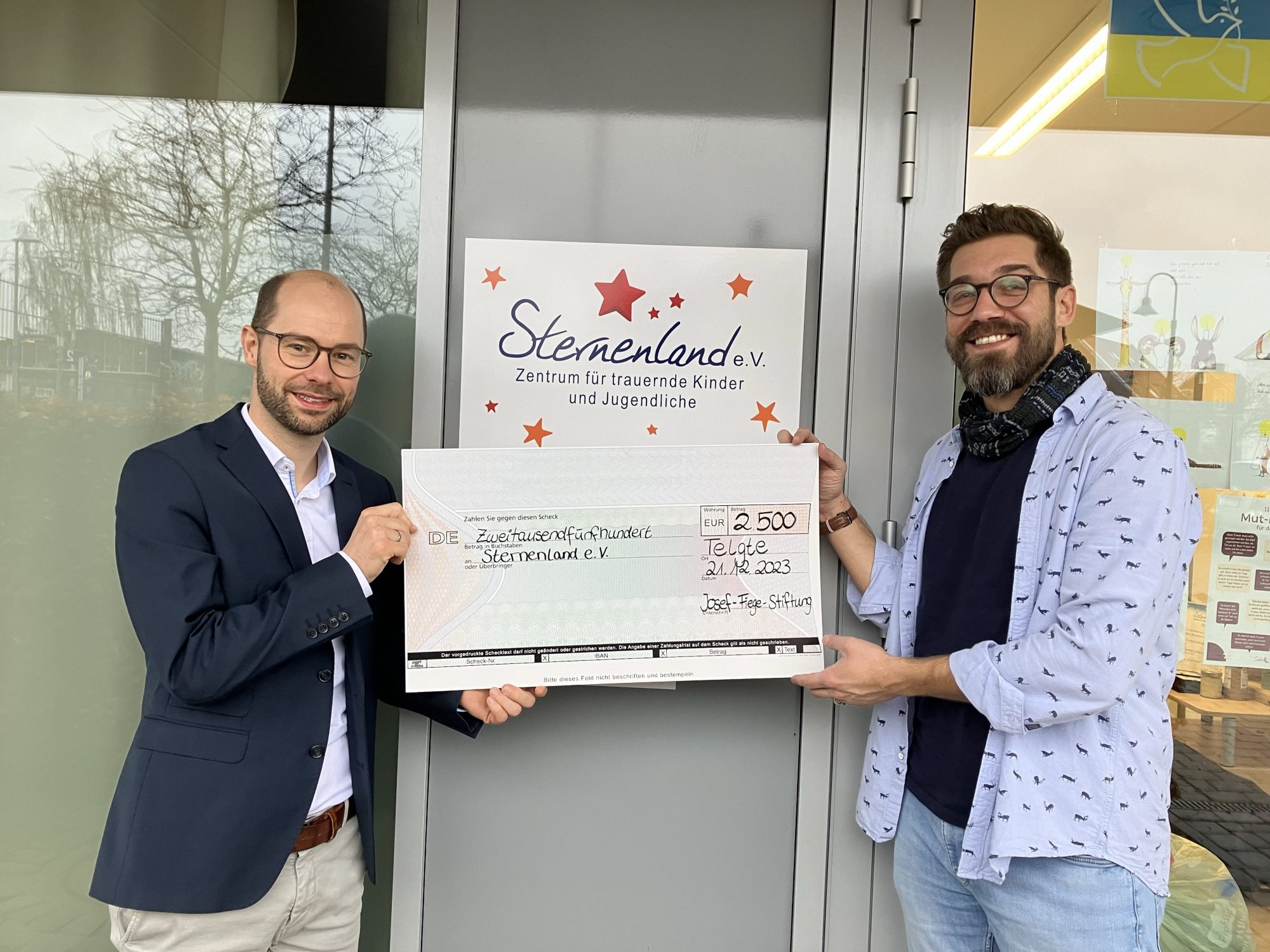 Unterstützung für das Sternenland: Christopher Luig (r.), Leiter des Trauerzentrums des Sternenland e.V., nahm die Spende der Josef Fiege Stiftung von Vorstandsmitglied Christoph Mangelmans entgegen. (Foto: Fiege)