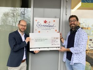 Unterstützung für das Sternenland: Christopher Luig (r.), Leiter des Trauerzentrums des Sternenland e.V., nahm die Spende der Josef Fiege Stiftung von Vorstandsmitglied Christoph Mangelmans entgegen. (Foto: Fiege)