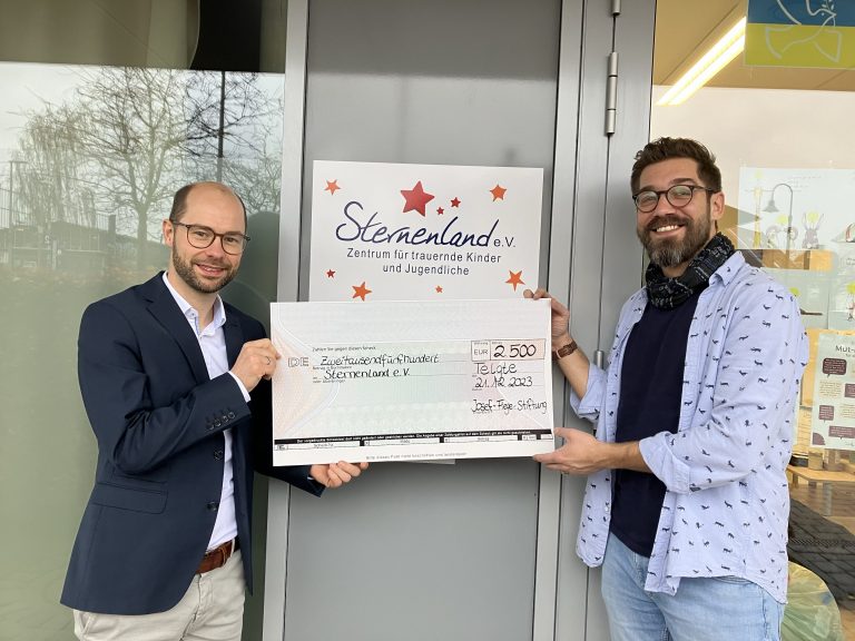 Unterstützung für das Sternenland: Christopher Luig (r.), Leiter des Trauerzentrums des Sternenland e.V., nahm die Spende der Josef Fiege Stiftung von Vorstandsmitglied Christoph Mangelmans entgegen. (Foto: Fiege)