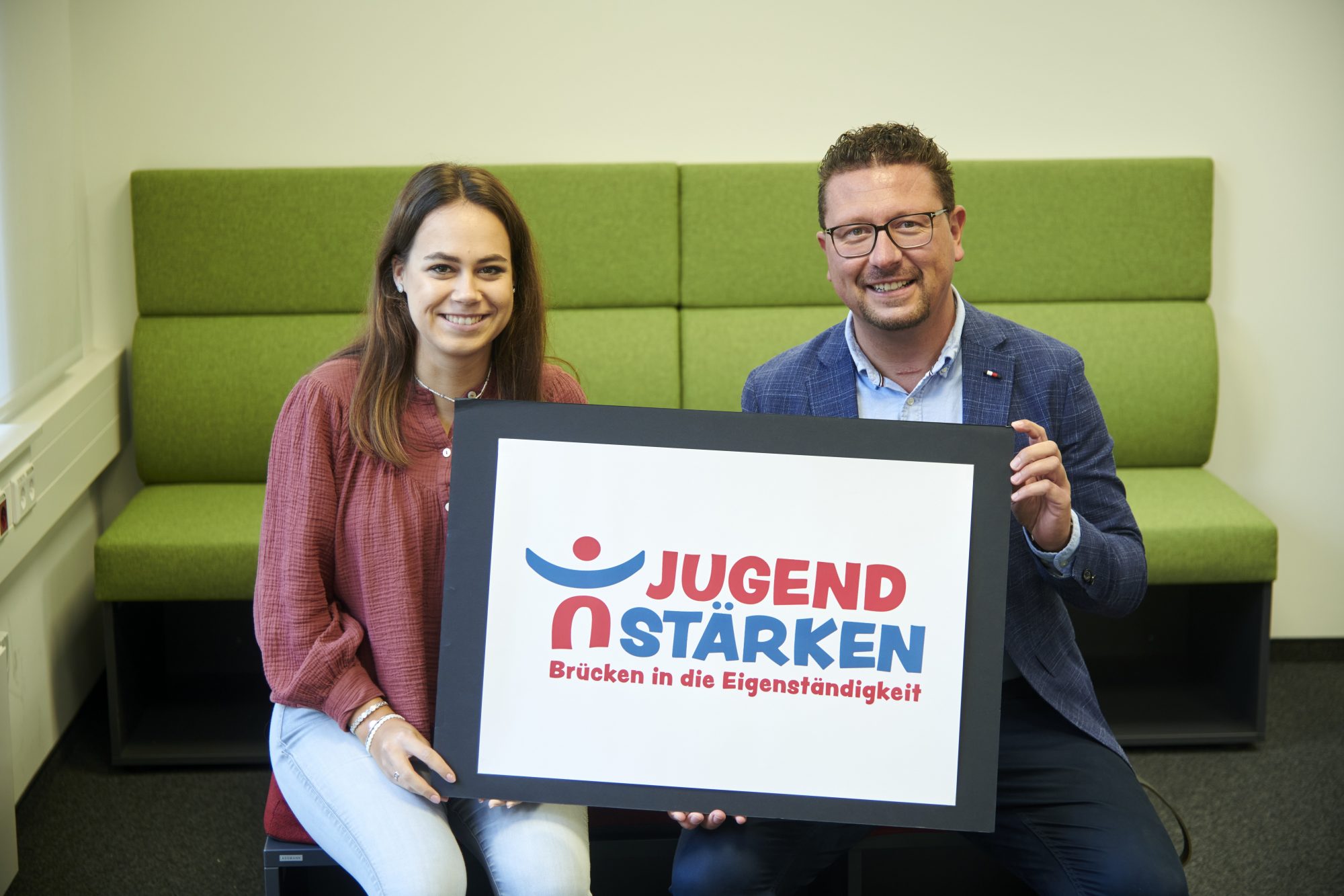 Projektmanagerin Janika Günter und MaßArbeit-Vorstand Lars Hellmers freuen sich darauf, junge Menschen auf ihrem Weg in die Selbstständigkeit zu begleiten. (Foto: Uwe Lewandowski / MaßArbeit)