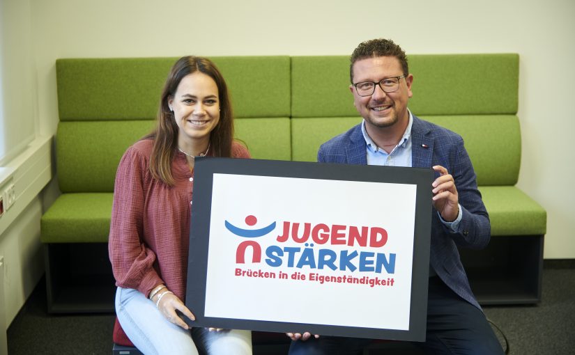 Projektmanagerin Janika Günter und MaßArbeit-Vorstand Lars Hellmers freuen sich darauf, junge Menschen auf ihrem Weg in die Selbstständigkeit zu begleiten. (Foto: Uwe Lewandowski / MaßArbeit)