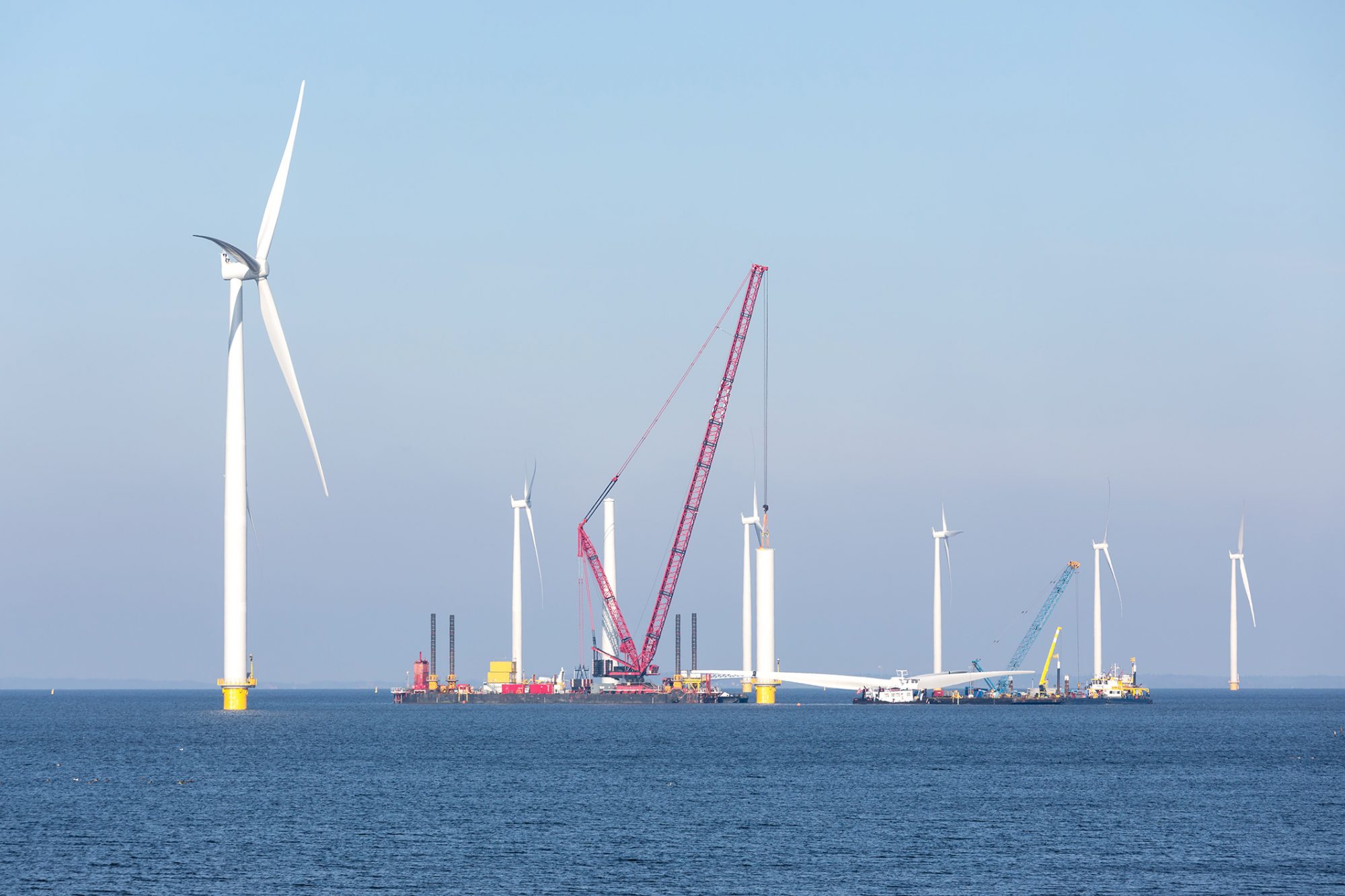 TSUBAKI KABELSCHLEPP unterstützt mit seinen Energieführungsketten nicht nur die Erzeugung erneuerbarer Energie, sondern auch den Transport, die Installation und die Wartung der entsprechenden Anlagen. Eine besondere Herausforderung ist dies im Bereich der Offshore-Windkraft. (Foto: stock.adobe.com/Kruwt)