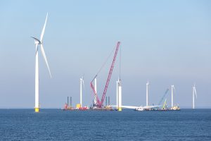 TSUBAKI KABELSCHLEPP unterstützt mit seinen Energieführungsketten nicht nur die Erzeugung erneuerbarer Energie, sondern auch den Transport, die Installation und die Wartung der entsprechenden Anlagen. Eine besondere Herausforderung ist dies im Bereich der Offshore-Windkraft. (Foto: stock.adobe.com/Kruwt)
