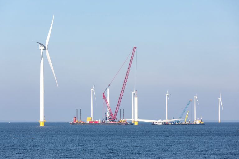 TSUBAKI KABELSCHLEPP unterstützt mit seinen Energieführungsketten nicht nur die Erzeugung erneuerbarer Energie, sondern auch den Transport, die Installation und die Wartung der entsprechenden Anlagen. Eine besondere Herausforderung ist dies im Bereich der Offshore-Windkraft. (Foto: stock.adobe.com/Kruwt)