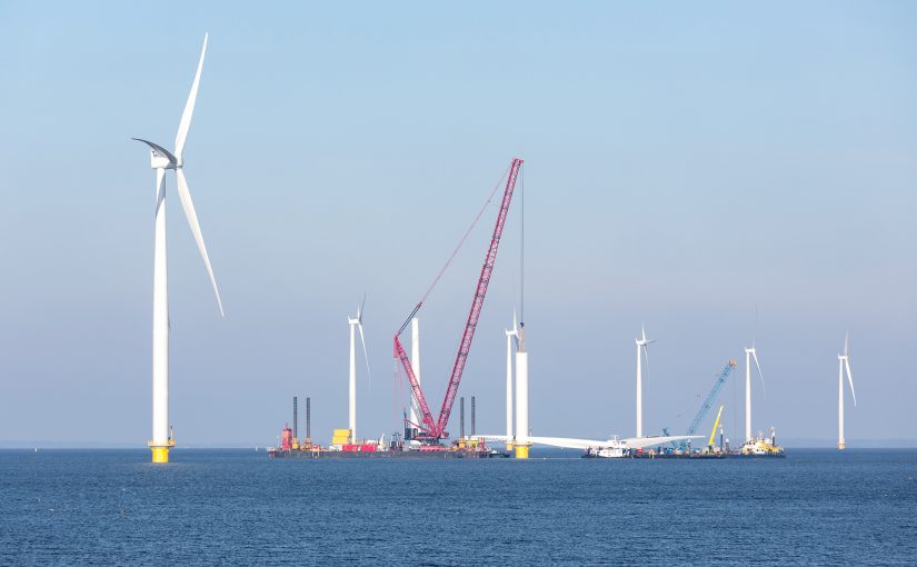 TSUBAKI KABELSCHLEPP unterstützt mit seinen Energieführungsketten nicht nur die Erzeugung erneuerbarer Energie, sondern auch den Transport, die Installation und die Wartung der entsprechenden Anlagen. Eine besondere Herausforderung ist dies im Bereich der Offshore-Windkraft. (Foto: stock.adobe.com/Kruwt)