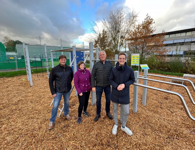 Vor der neuen Calisthenics-Anlage (v. l.): Malte Brinkmann (Stadt Büren, Abt. Planen/Bauen), Lisa Frintrup (KreisSportBund Paderborn), der stellvertretende Bürgermeister Wigbert Löper und André Stadermann (Stadt Büren, Abt. Planen/Bauen). (Foto: Stadt Büren)