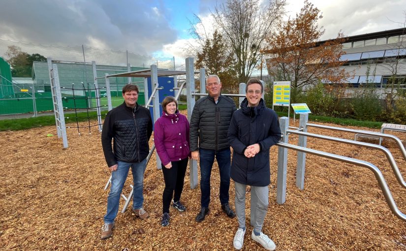 Vor der neuen Calisthenics-Anlage (v. l.): Malte Brinkmann (Stadt Büren, Abt. Planen/Bauen), Lisa Frintrup (KreisSportBund Paderborn), der stellvertretende Bürgermeister Wigbert Löper und André Stadermann (Stadt Büren, Abt. Planen/Bauen). (Foto: Stadt Büren)