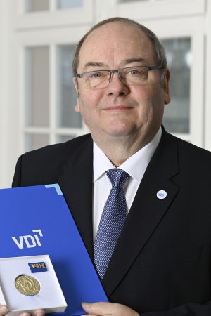 VDI ehrt Prof. Dr.-Ing. Ralf Hörstmeier. (Bild: Susanne Freitag)