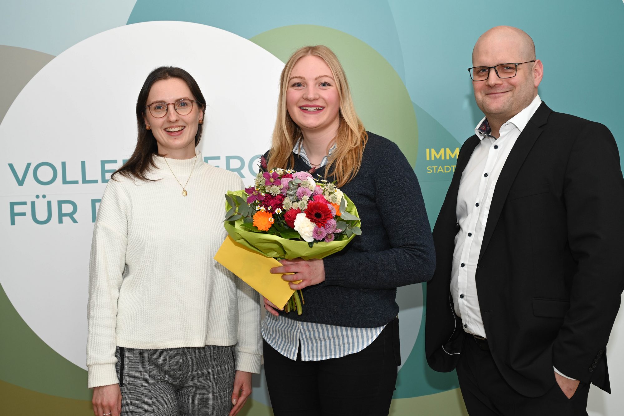 Ausbilderin Kristina Dust (l.) und SWTE Netz-Geschäftsführer Tobias Koch gratulierten Meike Mersch zur bestandenen Abschlussprüfung. (Foto: SWTE)