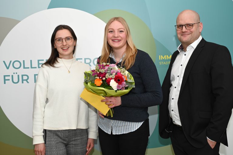 Ausbilderin Kristina Dust (l.) und SWTE Netz-Geschäftsführer Tobias Koch gratulierten Meike Mersch zur bestandenen Abschlussprüfung. (Foto: SWTE)