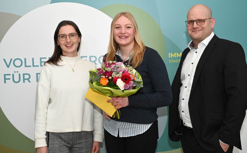 Ausbilderin Kristina Dust (l.) und SWTE Netz-Geschäftsführer Tobias Koch gratulierten Meike Mersch zur bestandenen Abschlussprüfung. (Foto: SWTE)