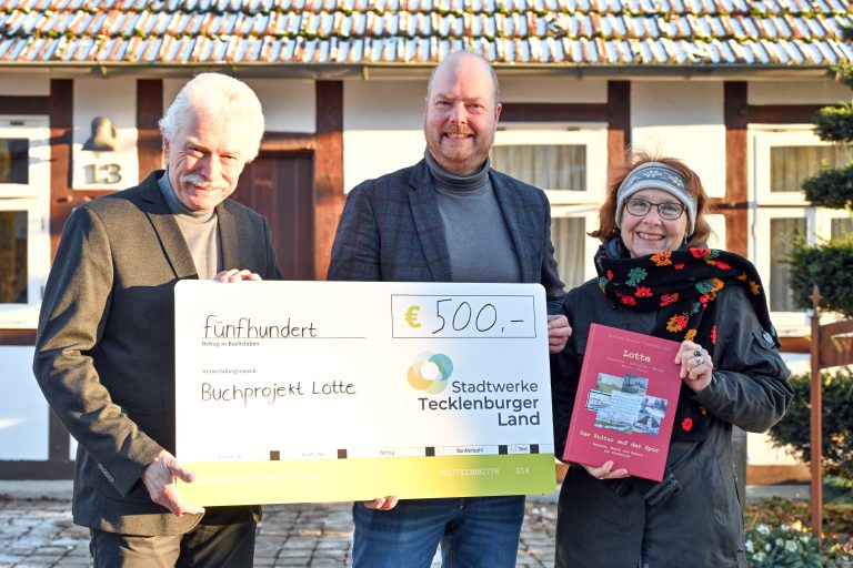Reinhard Fischer (l.) und Cornelia Zorn freuten sich über den symbolischen Scheck in Höhe von 500 Euro, den Christian Averdiek, Geschäftsführer der Stadtwerke Tecklenburger Land Energie GmbH, im Gepäck hatte. (Foto: Stadtwerke Tecklenburger Land)