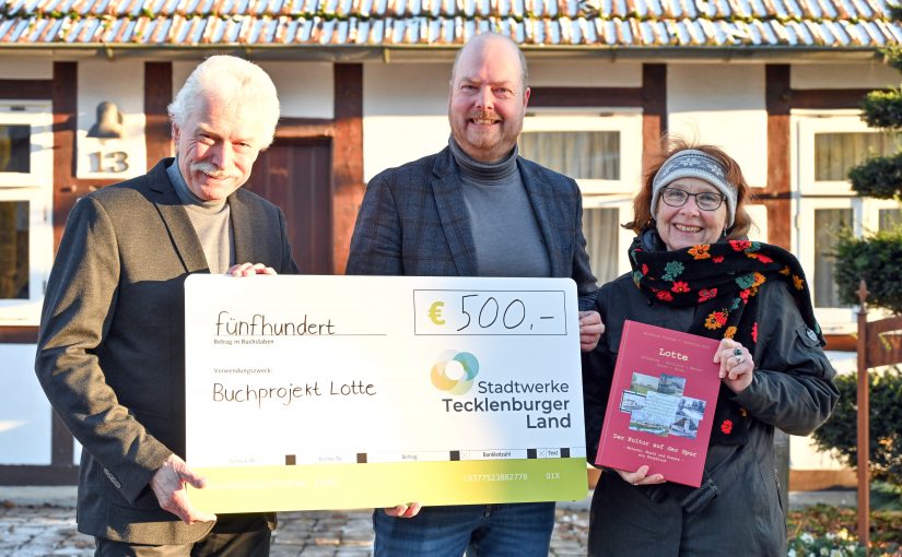 Reinhard Fischer (l.) und Cornelia Zorn freuten sich über den symbolischen Scheck in Höhe von 500 Euro, den Christian Averdiek, Geschäftsführer der Stadtwerke Tecklenburger Land Energie GmbH, im Gepäck hatte. (Foto: Stadtwerke Tecklenburger Land)