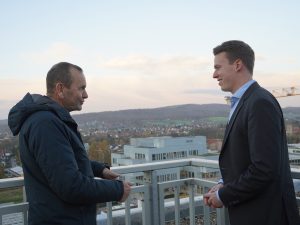 Der Landtagsabgeordnete Tom Brüntrup (r.) im Gespräch mit TH-OWL-Präsident Professor Dr. Jürgen Krahl. Beiden liegt das Thema „Gesundheit im ländlichen Raum“ am Herzen. (Foto: TH OWL)