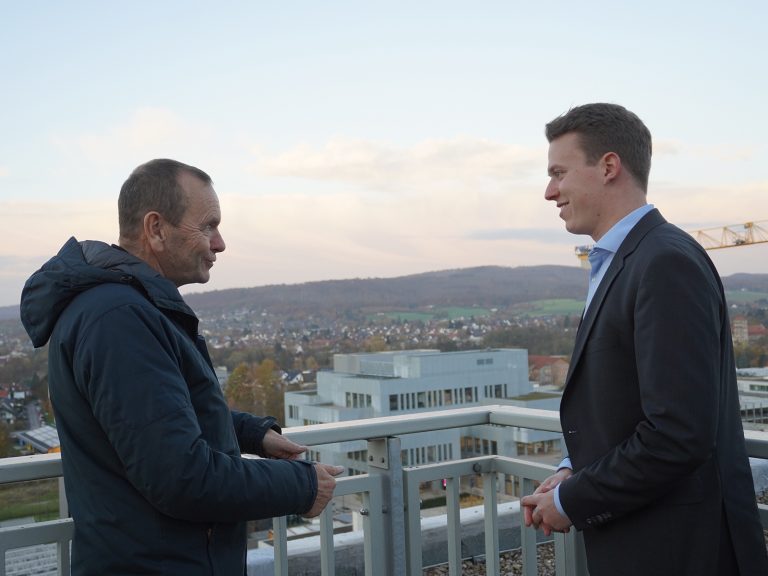 Der Landtagsabgeordnete Tom Brüntrup (r.) im Gespräch mit TH-OWL-Präsident Professor Dr. Jürgen Krahl. Beiden liegt das Thema „Gesundheit im ländlichen Raum“ am Herzen. (Foto: TH OWL)
