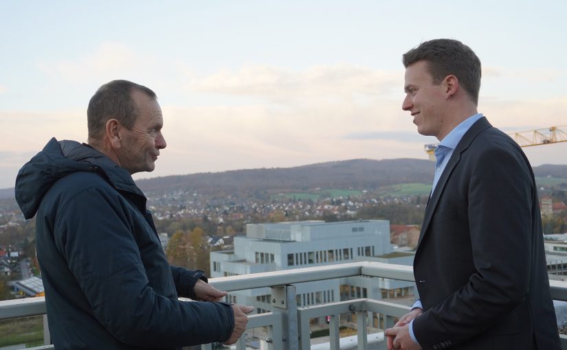 Der Landtagsabgeordnete Tom Brüntrup (r.) im Gespräch mit TH-OWL-Präsident Professor Dr. Jürgen Krahl. Beiden liegt das Thema „Gesundheit im ländlichen Raum“ am Herzen. (Foto: TH OWL)