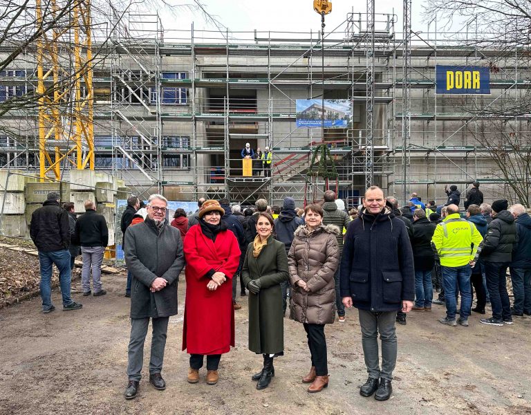BLB NRW-Niederlassungsleiter Wolfgang Feldmann; BLB NRW-Geschäftsführerin Gabriele Willems; Staatssekretärin im Ministerium für Kultur und Wissenschaft des Landes Nordrhein-Westfalen, Gonca Türkeli-Dehnert; TH OWL-Kanzlerin Nicole Soltwedel und TH OWL-Präsident Prof. Dr. Jürgen Krahl feiern gemeinsam mit rund 230 Gästen das Richtfest für gleich zwei neue Laborgebäude auf dem Campus in Lemgo. Die Neubauten sollen das bestehende Laborgebäude aus den 70er Jahren ersetzen. (Foto: Pilz, BLB NRW)
