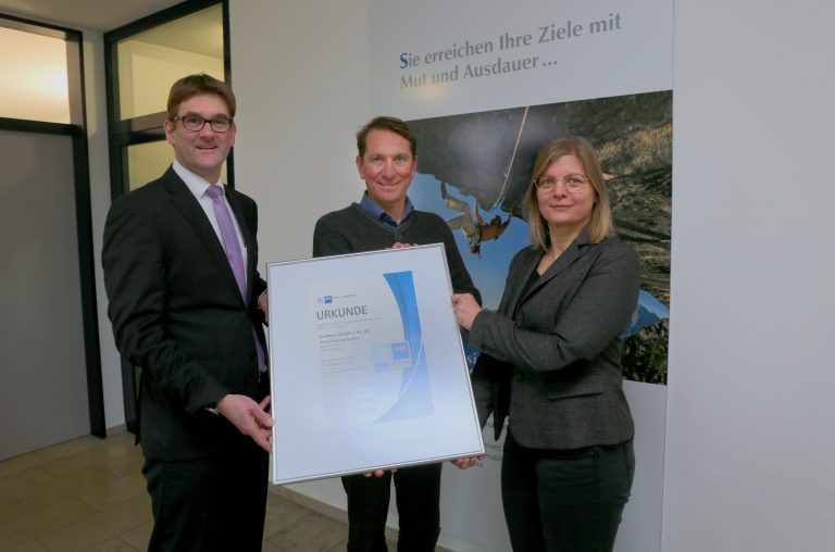 Die IHK-Urkunde „TOP Ausbildung“ als Bestätigung eines guten Ausbildungsstandards übergab IHK-Hauptgeschäftsführer Marco Graf (M.) an den Geschäftsführer Bodo Gußmann (l.) sowie die Versicherungsfachwirtin Silvia Stammermann (r.) von der Gußmann GmbH + Co. KG in Osnabrück (Bildquelle: IHK/Robert Schäfer).