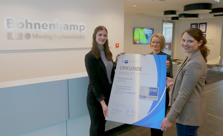 Die IHK-Urkunde „TOP Ausbildung“ als Bestätigung hoher Ausbildungsstandards übergab IHK-Geschäftsbereichsleiterin Juliane Hünefeld-Linkermann (M.) an die Leiterin Personalwesen Laura Hopp (r.) sowie Lena Bernholt aus der Personalabteilung von der Bohnenkamp AG aus Osnabrück (Bildquelle: IHK: Robert Schäfer).