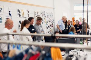 Nachhaltige Textilien auf Bestellung sind das Produkt von fast52: ein idealer Anknüpfungspunkt für das interdisziplinäre Team von InCamS@BI, um die Produktion des Textilherstellers punktuell noch nachhaltiger zu machen. (Foto: P. Pollmeier/HSBI)