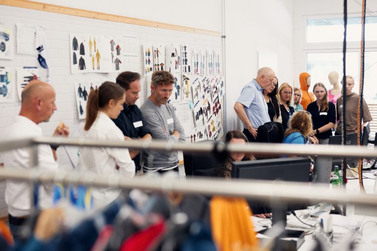 Nachhaltige Textilien auf Bestellung sind das Produkt von fast52: ein idealer Anknüpfungspunkt für das interdisziplinäre Team von InCamS@BI, um die Produktion des Textilherstellers punktuell noch nachhaltiger zu machen. (Foto: P. Pollmeier/HSBI)