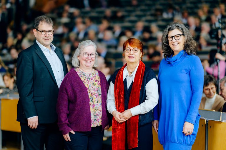 (v. l.:) Moderator Ulrich Lettermann, Simone Probst, Vizepräsidentin für Wirtschafts- und Personalverwaltung, Präsidentin Prof. Dr. Birgitt Riegraf und Festrednerin Prof. Dr. Anita Engels von der Universität Hamburg beim Neujahrsempfang 2024 der Universität Paderborn. (Foto: Universität Paderborn, Besim Mazhiqi)