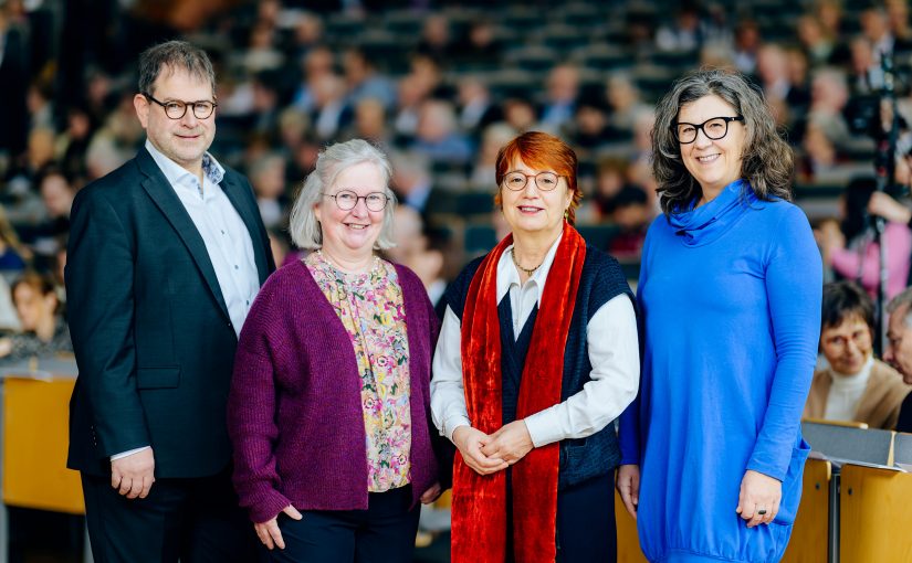 (v. l.:) Moderator Ulrich Lettermann, Simone Probst, Vizepräsidentin für Wirtschafts- und Personalverwaltung, Präsidentin Prof. Dr. Birgitt Riegraf und Festrednerin Prof. Dr. Anita Engels von der Universität Hamburg beim Neujahrsempfang 2024 der Universität Paderborn. (Foto: Universität Paderborn, Besim Mazhiqi)