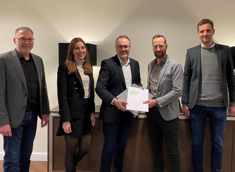 (v. l.) Erster Stadtrat Matthias Funke, Angelina Graudons, Projektmanagerin der Ems-Quartier Meppen GmbH, Bürgermeister Helmut Knurbein, Nils Blömke, Geschäftsführer der Ems-Quartier Meppen GmbH, Stadtbaurat Enno Westrup (Stadt Meppen)